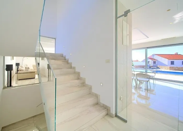 Luxury With A Swimming Pool Krk - 23992 别墅