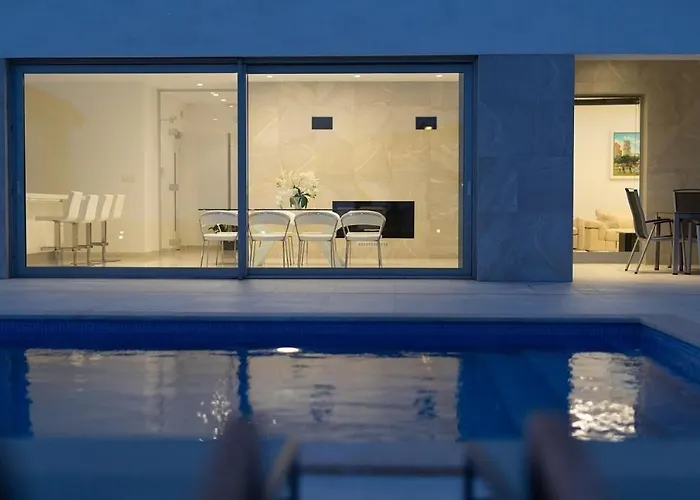Luxury With A Swimming Pool Krk - 23992 فيلة كرك